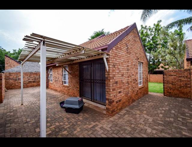 2 BEDROOM TOWNHOUSE FOR SALE IN SINOVILLE
